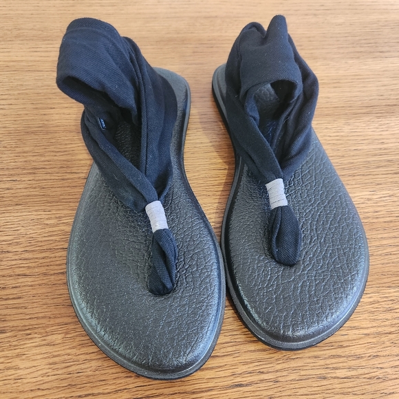 Sanuk Shoes - Sanuk Yoga Sling 2 Sandal in Black and Gray Fabric